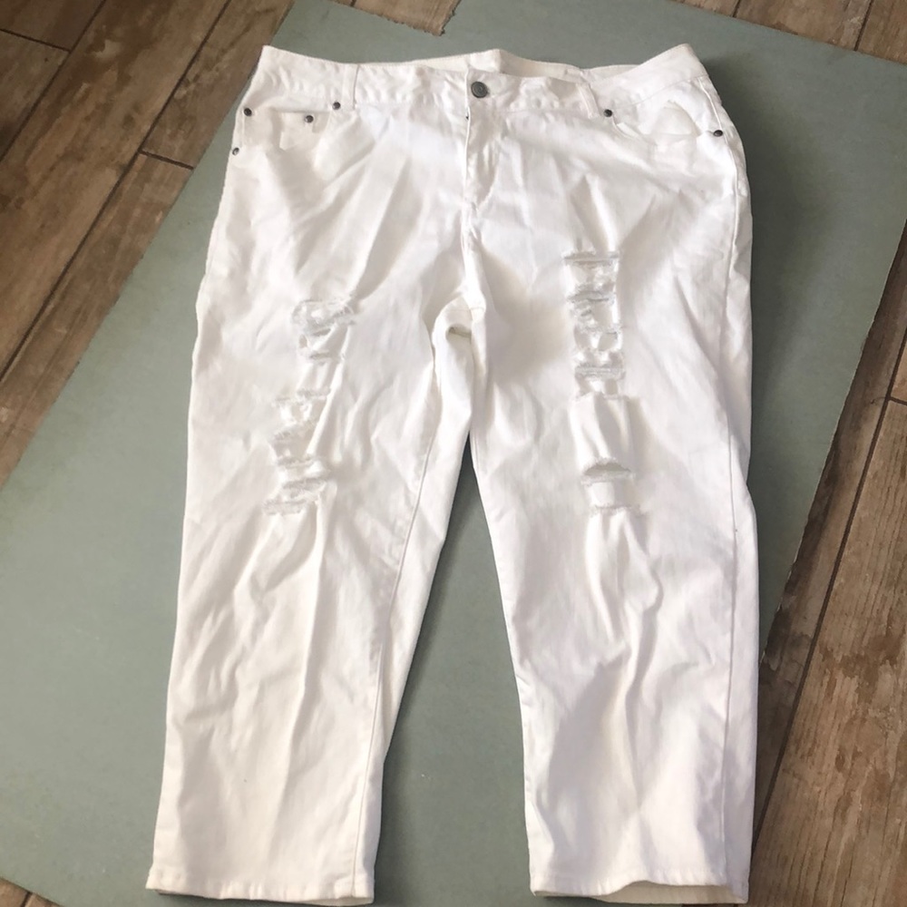 Capri ripped white jeans size 22 never worn